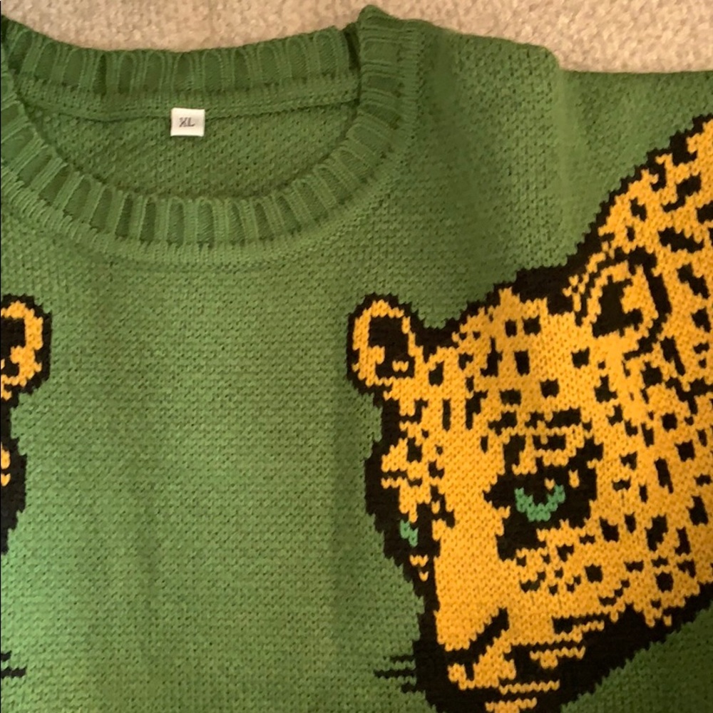 🆕🐆Oversized Leopard Sleeve Sweater - Picture 5 of 8